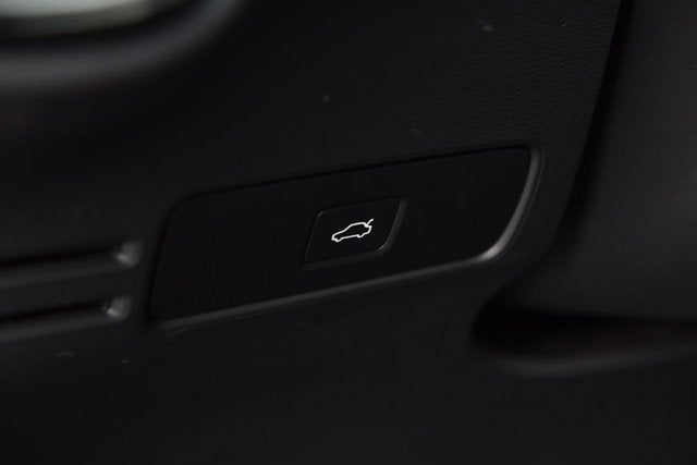 2025 Volvo XC40 Core Bright Theme
