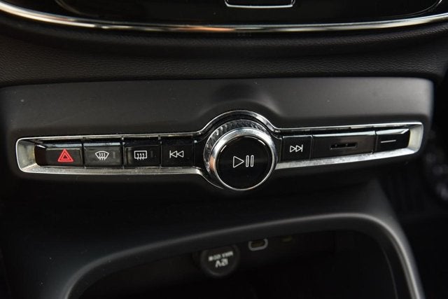 2025 Volvo XC40 Core Bright Theme