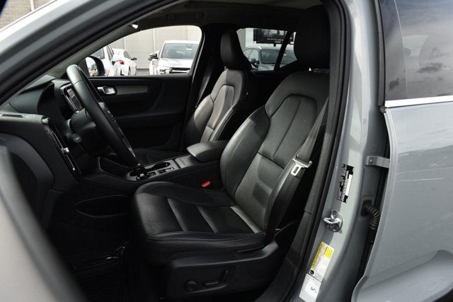 2025 Volvo XC40 Core Bright Theme
