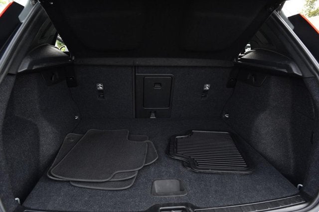 2025 Volvo XC40 Core Bright Theme