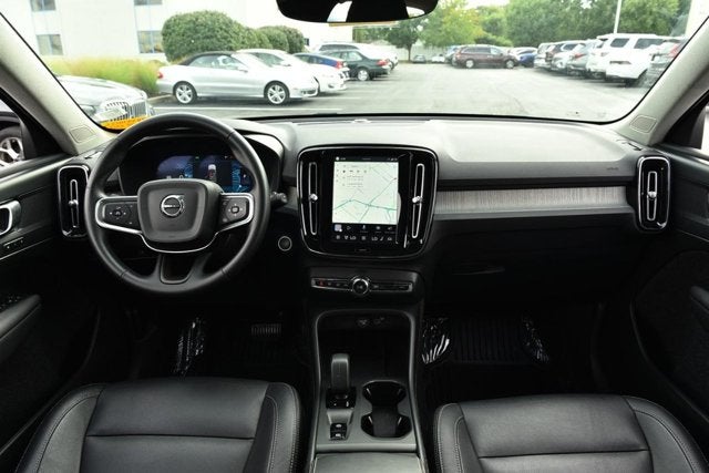 2025 Volvo XC40 Core Bright Theme