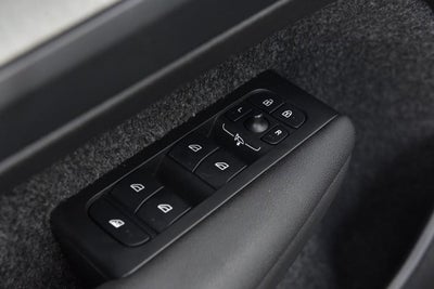 2025 Volvo XC40 Core Bright Theme