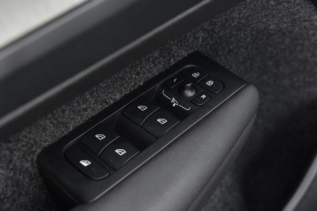 2025 Volvo XC40 Core Bright Theme