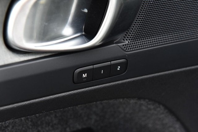 2025 Volvo XC40 Core Bright Theme